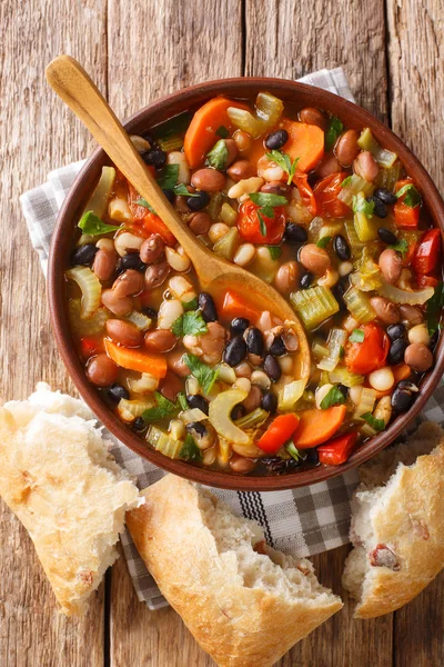 Tiga Sup Kacang Dengan Sayuran Disajikan Dengan Roti Close Atas — Stok Foto