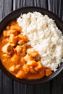 Domoda lezzetli bir yer fıstığı güveci Gambiya 'nın ulusal yemeğidir. Yukarıdan dikey üst görünüm