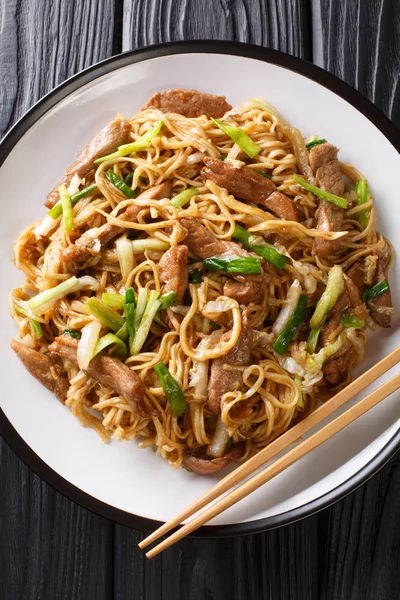 Shanghai Nudeln Mit Napa Kohl Grünen Zwiebeln Und Schweinefleisch Großaufnahme — Stockfoto