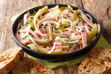 Masadaki tabakta İsviçre sosis salatası servisi. yatay