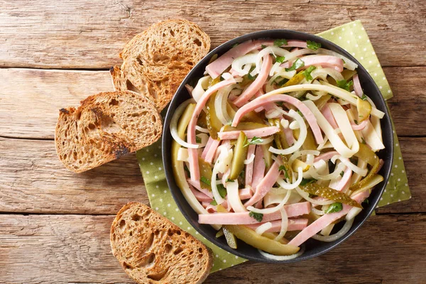 Service Salade Saucisses Suisses Close Dans Une Assiette Sur Table — Photo