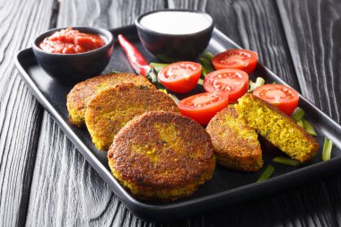 Geleneksel yemek Burma Baya Kyaw bezelye turtası ve soslar masanın üstünde. yatay