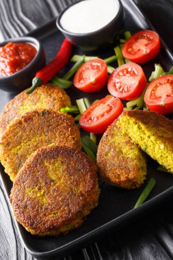 Birmanya sarısı bezelyeli börek Baya Kyaw taze sebzeler ve soslarla birlikte masada yakın plan. dikey