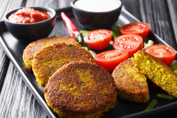 Beignets Pois Cassés Jaunes Avec Légumes Frais Sauces Gros Plan — Photo