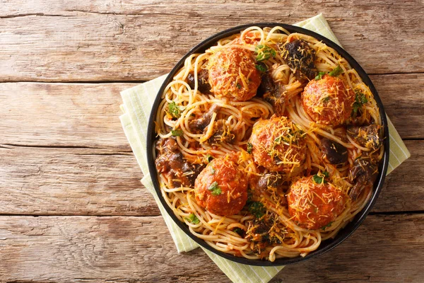 Рецепт Вкусных Спагетти Подается Фрикадельками Грибным Соусом Крупным Планом Тарелке — стоковое фото