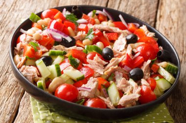 Ton balıklı İtalyan salatası, taze sebzeler ve yakın plan fasulyeler masanın üstünde. yatay