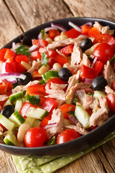 Tonfisksallad Med Färska Grönsaker Och Bönor Nära Håll Tallrik Bordet — Stockfoto