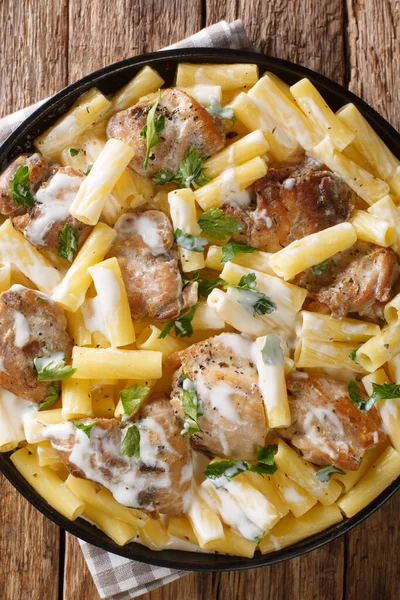 Tortiglioni Pasta Met Kip Een Romige Saus Close Een Bord — Stockfoto