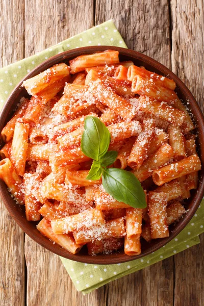 Tortiglioni Pasta Con Albahaca Parmesana Salsa Tomate Cerca Plato Sobre —  Fotos de Stock