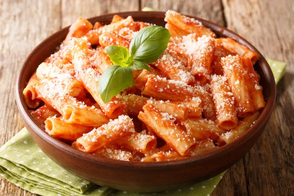 Massa Tortiglioni Com Queijo Parmesão Molho Tomate Close Prato Mesa — Fotografia de Stock