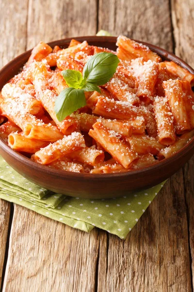 Receta Clásica Pasta Tortiglioni Con Albahaca Parmesana Salsa Tomate Cerca —  Fotos de Stock