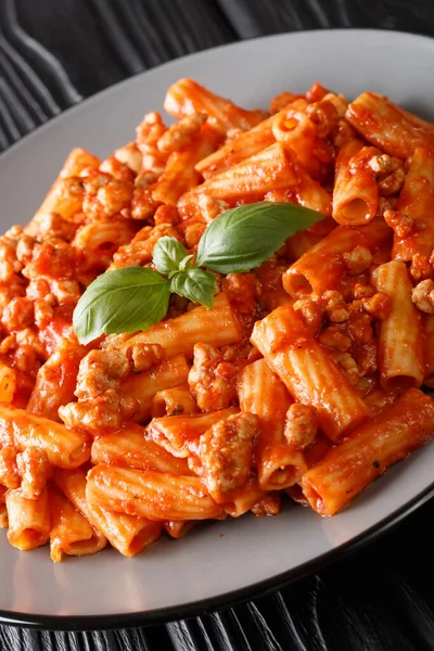 Sabroso Tortiglioni Pasta Boloñesa Con Albahaca Primer Plano Plato Sobre — Foto de Stock