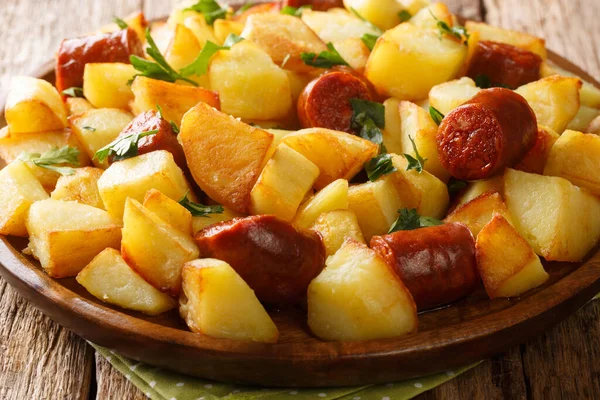Finom Ropogós Sült Krumpli Kolbásszal Fűszerekkel Közelkép Egy Tányéron Asztalon — Stock Fotó