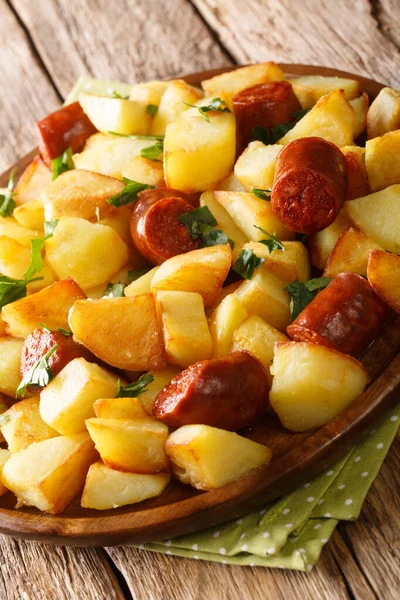 열광적 스타일의 감자튀김 소시지와 허브가 접시에 밀봉되어 베티카 — 스톡 사진