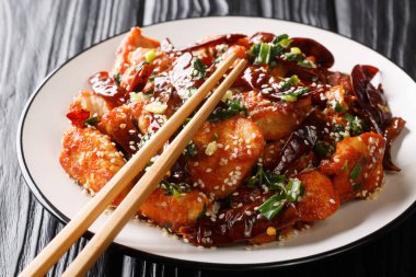 Çin Mala tavuğu ve bol miktarda sichuan biberi masanın üstünde yakın plan bir tabakta. yatay