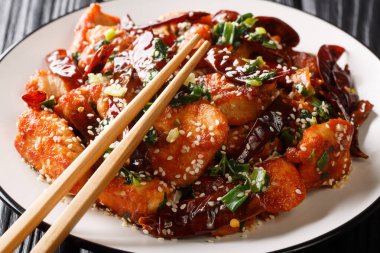 Çok baharatlı Sichuan mala tavuğu Çin 'de çok popüler bir yemektir. Yatay