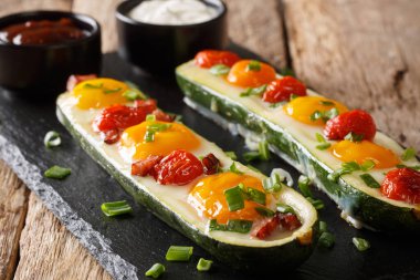 Yumurta ve domatesle doldurulmuş fırınlanmış kabağı servis masasının üzerinde. yatay