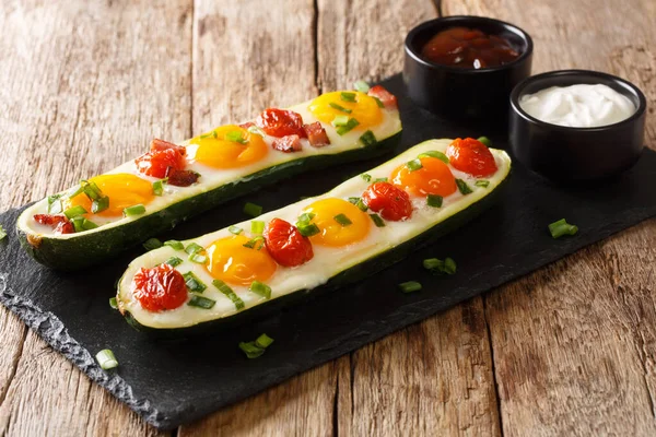 Colazione Zucchine Forno Con Uova Pomodori Primo Piano Una Lavagna — Foto Stock