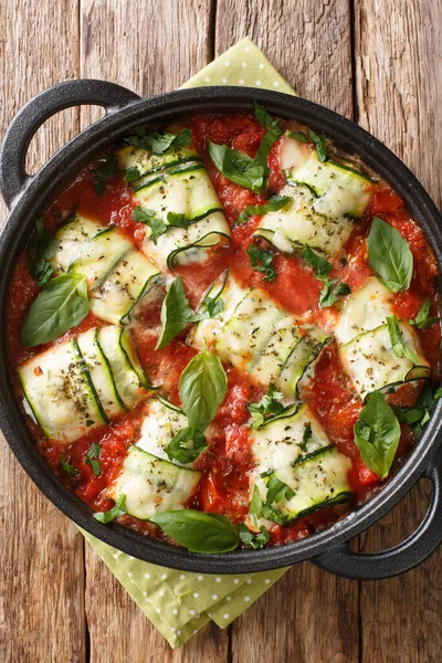 Rollo Calabacín Relleno Con Ricotta Horneado Salsa Tomate Una Sartén —  Fotos de Stock