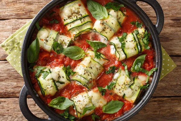 Rollos Calabacín Horno Con Queso Ricotta Hierbas Salsa Tomate Una —  Fotos de Stock