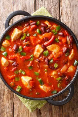 Kızartma tavasında kırmızı fasulyeli haşlanmış tavuk şili. yukarıdan dikey üst görünüm