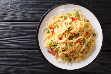 Spagetti aglio e olio italyan spagettisi sarımsak ve yağlı, Napoli 'den gelen geleneksel bir makarna tabağıdır. Yukarıdan yatay üst görünüm