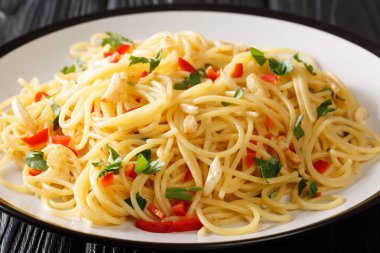 Spagetti aglio e olio italyan spagettisi sarımsak ve yağlı, Napoli 'den gelen geleneksel bir makarna tabağıdır. Yatay