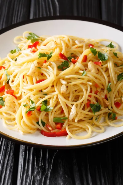 Nápoles Tradicional Aglio Olio Espaguetis Primer Plano Plato Sobre Mesa — Foto de Stock