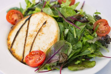 keçi peynirli salata sebze restoranda ile