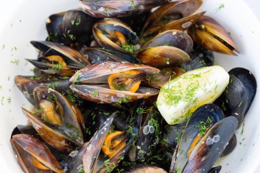  buğulama/haşlanmış midye beyaz Kupası restoranda, üstten görünüm