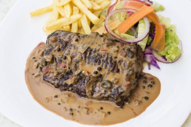 Beyaz tabakta biberli biftek