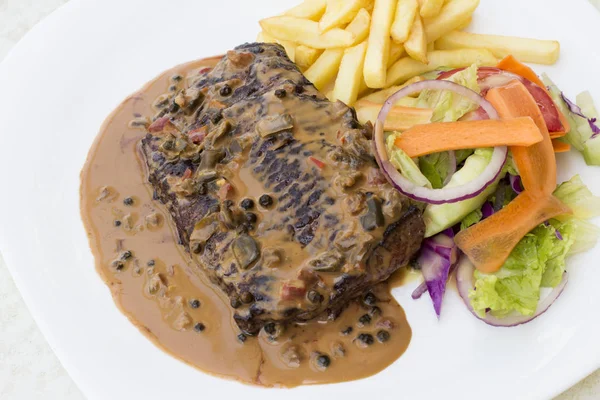 Beyaz tabakta biberli biftek