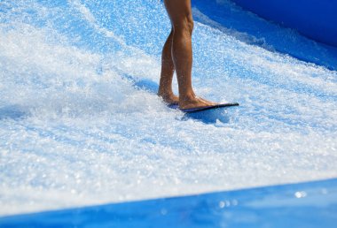 Kas genç atletik seksi çocuk suda sörf