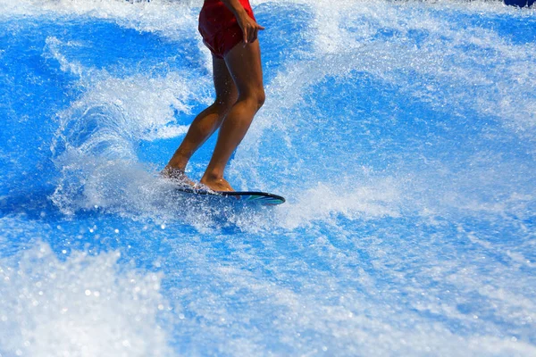 М'язистий молодий атлетичний сексуальний хлопчик серфінг у воді — стокове фото