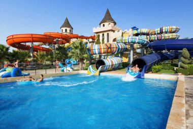 Aqua cennet Nessebar, Bulgaristan, 10 Eylül 2017: Kule slaytlar, mavi Yüzme Havuzu görünümünü