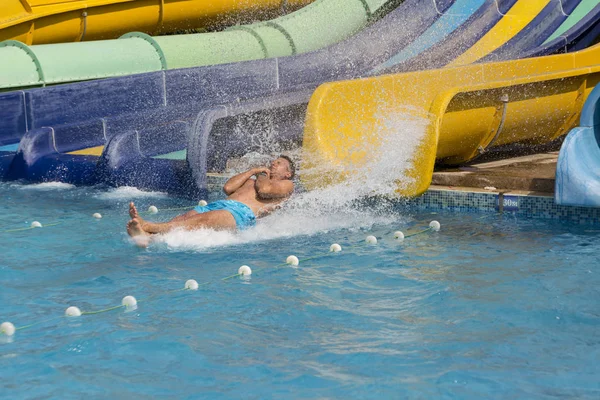 Aqua Paradise Nessebar, BULGARIA, 10. syyskuuta 2017: Näkymä dioista nauttiville matkailijoille, sininen uima-allas — kuvapankkivalokuva