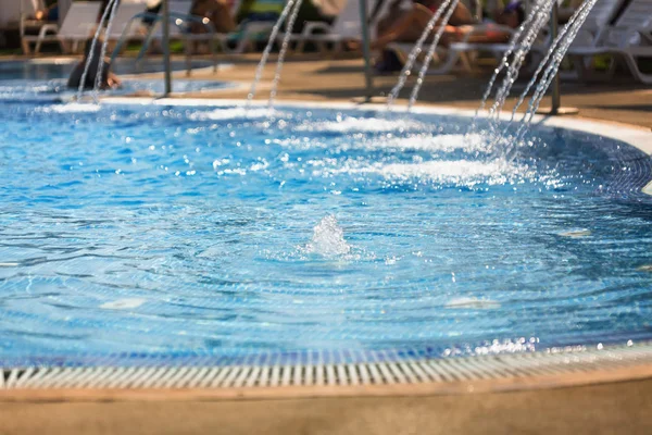 Modrý bazén pro lázeňské a rekreační — Stock fotografie