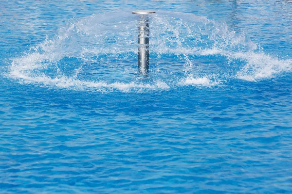 Грибной фонтан в открытом голубом бассейне — стоковое фото