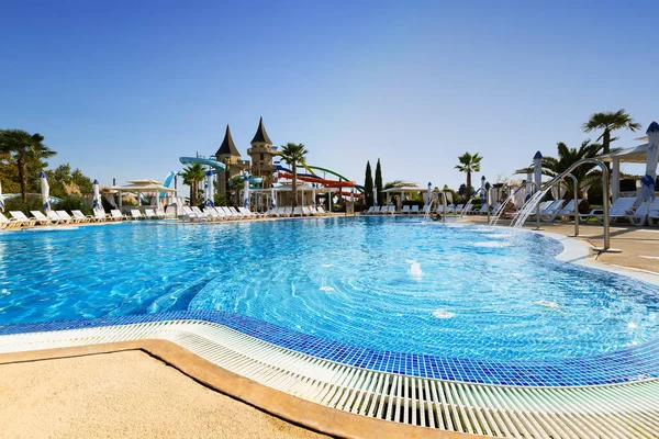 Aqua Paradise Nessebar, BULGÁRIA, 10 de setembro de 2017: Vista dos escorregadores da torre, piscina azul — Fotografia de Stock