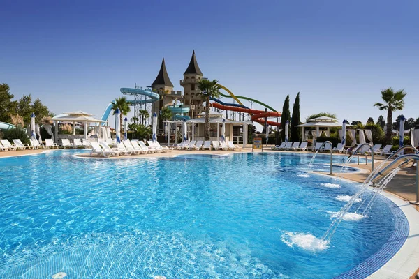 Aqua cennet Nessebar, Bulgaristan, 10 Eylül 2017: Kule slaytlar, mavi Yüzme Havuzu görünümünü