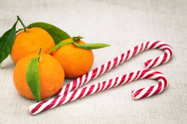 Noel arka plan. İki şekerler ve mandalina 