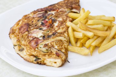 Omlet, cips, beyaz zemin üzerine dekore