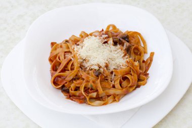 Penne pesto. Penne, domates sosu ve beyaz arka plan üzerinde sebze