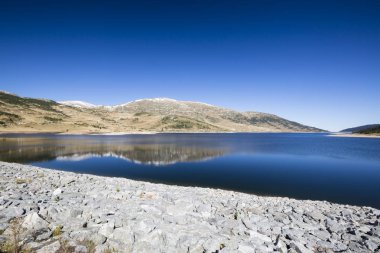 Belmeken Barajı sonbaharın güzel manzara