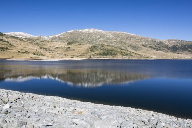 Belmeken Barajı sonbaharın güzel manzara