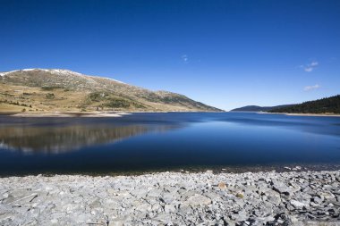 Belmeken Barajı sonbaharın güzel manzara