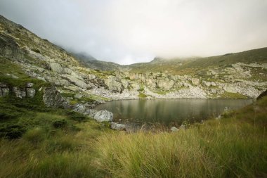 Taze dağ göl manzaralı gündoğumu, Rila Dağı, Bulgaristan üzerinde rahatlatıcı