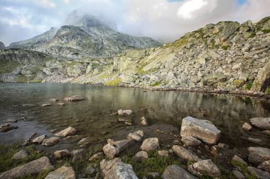 Taze dağ göl manzaralı gündoğumu, Rila Dağı, Bulgaristan üzerinde rahatlatıcı