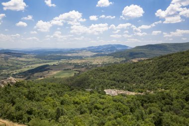 Rodop dağ Kırcaali bölgesi, sıcak güneşli gün Bulgaristan'da güzel panoramik manzaralı.