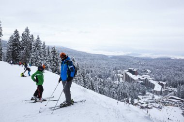 Alp kayak merkezi Borovets'teki, Rila Dağı, Bulgaristan. Kayak pisti, tepeden aşağı kayak insanlar dağlar görüş.